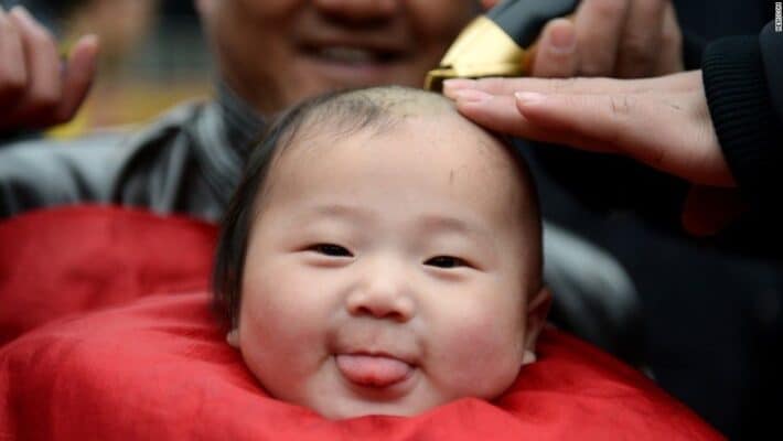 Tông đơ cắt tóc cho bé sơ sinh