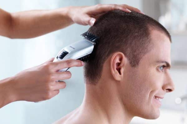 Làm sao để dùng tông đơ hớt tóc có hiệu quả? Việc thực hiện cắt tóc bằng tông đơ có dễ dàng không? 45 - nam gioi can luu y gi khi tu cat toc bang tong do 00a 5798209
