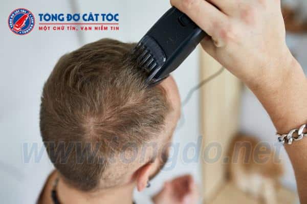 Làm sao để dùng tông đơ hớt tóc có hiệu quả? Việc thực hiện cắt tóc bằng tông đơ có dễ dàng không? 33 - tong do hot toc 1