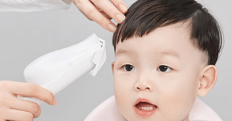 Nguyên tắc dùng tông đơ cắt tóc tại nhà cho bé an toàn 1 - tong do cat toc cho be