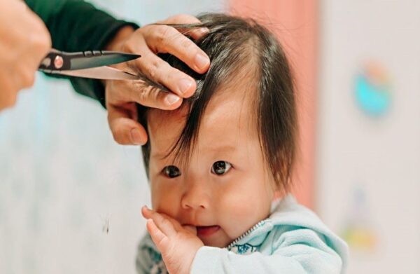 Hướng dẫn cách cắt tóc cho bé tại nhà