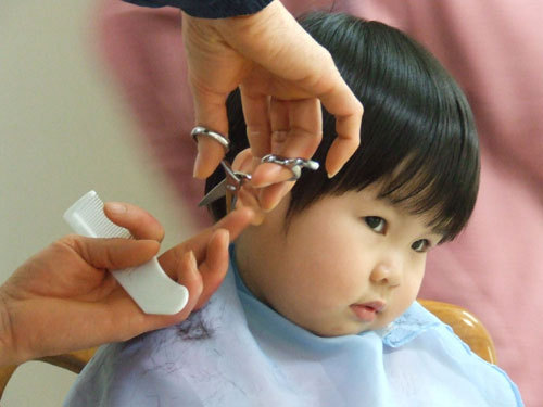 Thời điểm cắt tóc tại nhà cho bé: bí quyết và lời khuyên 22 - cat toc cho be